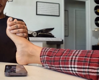 Madison Lewis feet photo thumbnail