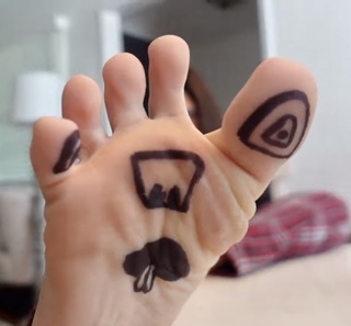 Madison Lewis feet photo thumbnail