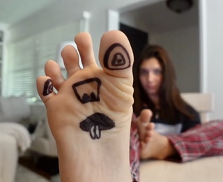Madison Lewis feet photo thumbnail