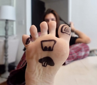 Madison Lewis feet photo thumbnail