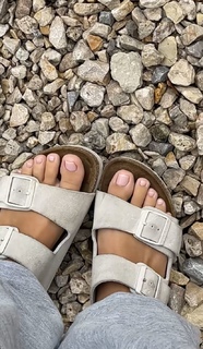 Madison Lewis feet photo thumbnail