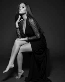 Madison Pettis feet photo thumbnail