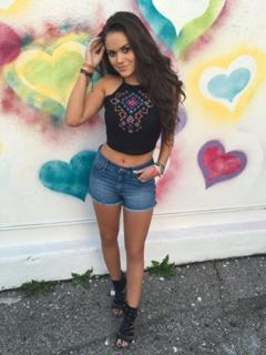 Madison Pettis feet photo thumbnail