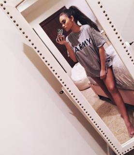 Madison Pettis feet photo thumbnail