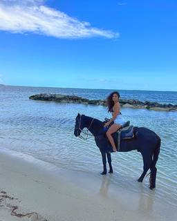 Madison Pettis feet photo thumbnail