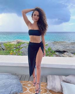 Madison Pettis feet photo thumbnail