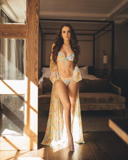 Madison Pettis feet photo thumbnail