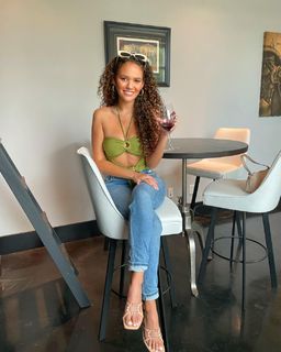 Madison Pettis feet photo thumbnail