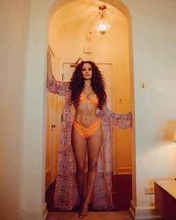 Madison Pettis feet photo thumbnail