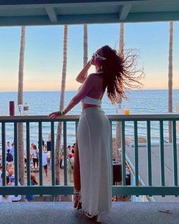 Madison Pettis feet photo thumbnail