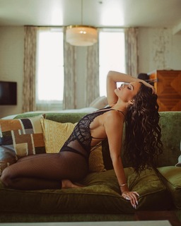 Madison Pettis feet photo thumbnail