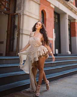 Madison Pettis feet photo thumbnail