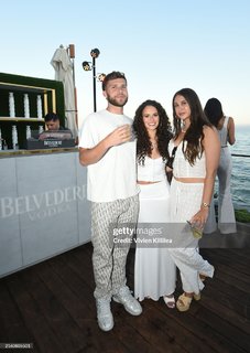 Madison Pettis feet photo thumbnail