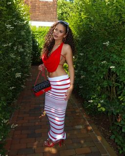 Madison Pettis feet photo thumbnail