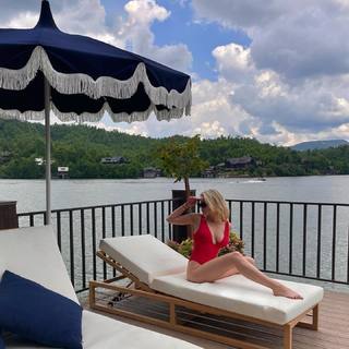 Madison Thompson feet photo 3