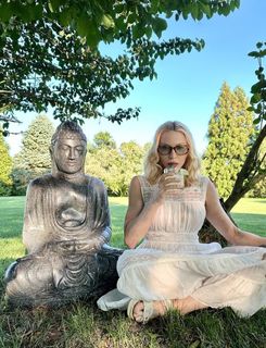 Madonna feet photo thumbnail