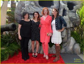 Mae Whitman feet photo thumbnail