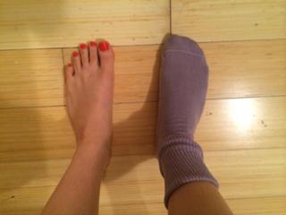 Mae Whitman feet photo thumbnail