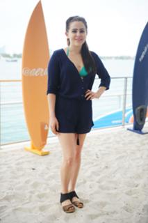 Mae Whitman feet photo thumbnail