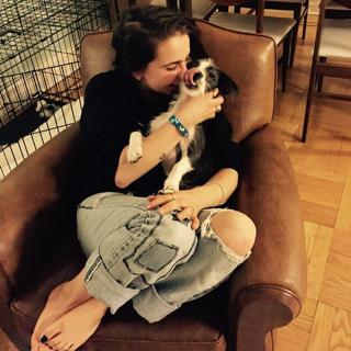 Mae Whitman feet photo thumbnail