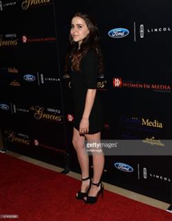Mae Whitman feet photo thumbnail