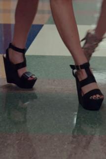 Mae Whitman feet photo thumbnail