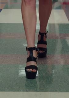 Mae Whitman feet photo thumbnail