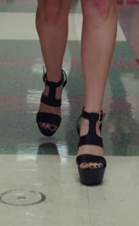 Mae Whitman feet photo thumbnail