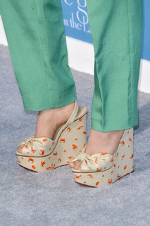 Mae Whitman feet photo thumbnail