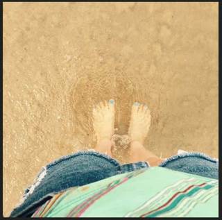 Mae Whitman feet photo thumbnail