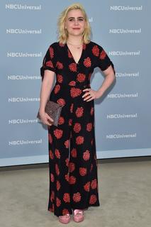 Mae Whitman feet photo thumbnail