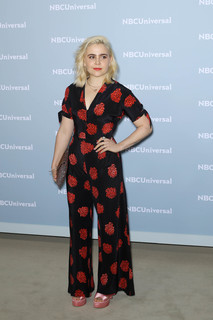 Mae Whitman feet photo thumbnail