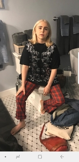 Mae Whitman feet photo thumbnail