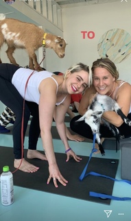 Mae Whitman feet photo thumbnail