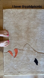 Mae Whitman feet photo thumbnail