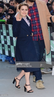 Mae Whitman feet photo thumbnail