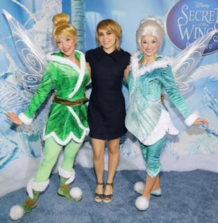 Mae Whitman feet photo thumbnail