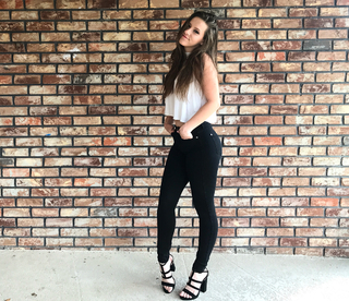 Maggie Baugh feet photo 14