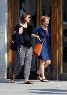 Maggie Gyllenhaal feet photo thumbnail