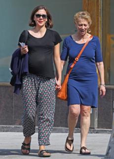 Maggie Gyllenhaal feet photo thumbnail