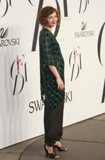 Maggie Gyllenhaal feet photo thumbnail