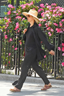 Maggie Gyllenhaal feet photo thumbnail