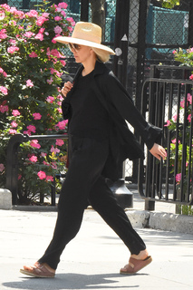 Maggie Gyllenhaal feet photo thumbnail