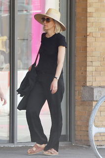Maggie Gyllenhaal feet photo thumbnail
