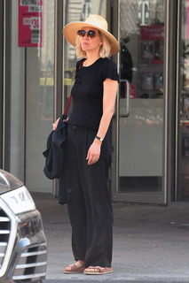 Maggie Gyllenhaal feet photo thumbnail