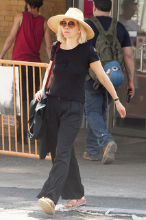 Maggie Gyllenhaal feet photo thumbnail