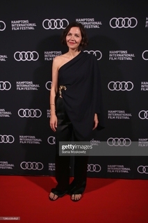 Maggie Gyllenhaal feet photo thumbnail