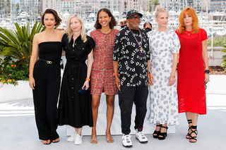 Maggie Gyllenhaal feet photo thumbnail