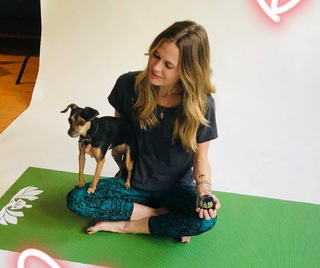 Maggie Lawson feet photo thumbnail