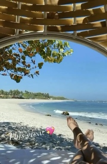 Maggie Lawson feet photo thumbnail